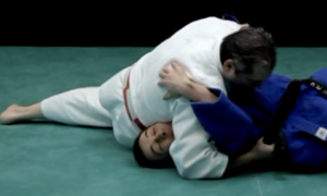 Immobilisation en judo : cet osaekomi s'appelle Ushiro Gesa Gatame