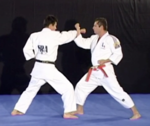 Blocage en jujitsu appelé uchi uke
