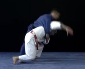 Technique de judo Soto-makikomi