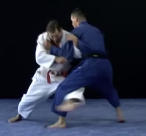 Technique de judo Ko-uchi-makikomi