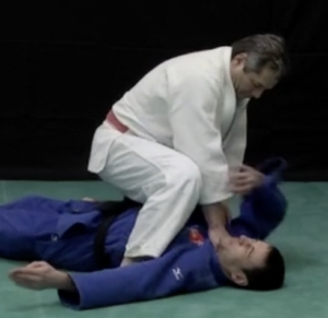 L'étranglement de judo jujitsu tsukkomi-jime démontré par Frédéric Bourgoin