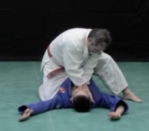 L'étranglement de judo jujitsu Gyaku-jime démontré par Frédéric Bourgoin