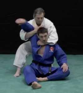 L'étranglement de judo jujitsu kata-ha-jime démontré par Frédéric Bourgoin