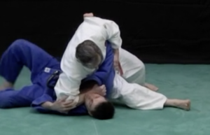 L'étranglement de judo jujitsu kata-te-jime démontré par Frédéric Bourgoin