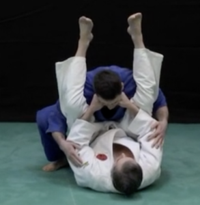L'étranglement de judo jujitsu morote-ryote-jime démontré par Frédéric Bourgoin