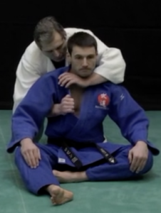 L'étranglement de judo jujitsu okuri-eri-jime démontré par Frédéric Bourgoin