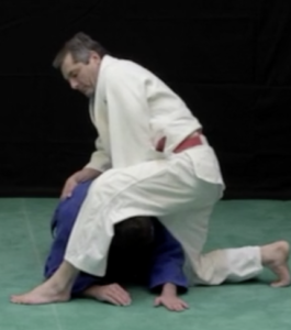 Etranglement de judo jujitsu appelé hasami-jime démontré par Frédéric Bourgoin (technique "oubliée")