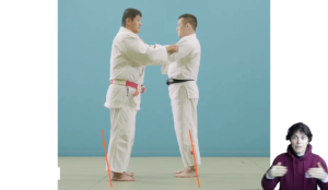 O soto gari démontré en technique fondamentale de judo