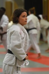 Pascaline Magnes sur un tatami en judogi, durant le dojo d'été