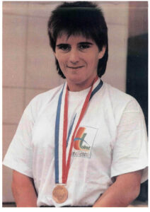 Cathy Arnaud avec sa médaille olympique