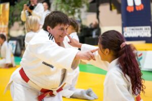 Cathy Arnaud en train de jouer avec de jeunes judokas