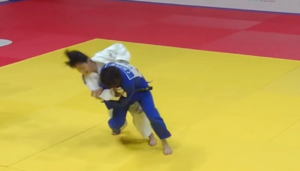 La technique de judo Ashi guruma en forme Makikomi