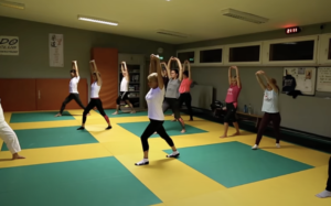 Cours de Taiso avec des t-shirts de couleurs