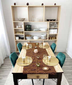 Anne-Fatoumata Mbairo et la table qu'elle a préparée