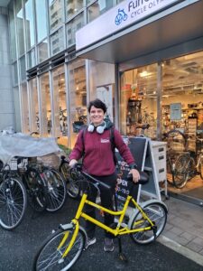 Pascaline à vélo dans Tokyo pendant son stage de judo
