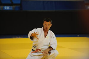 Patrick Roux explique une situation de judo