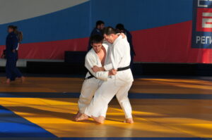 Patrick Roux fait travailler un élève judoka sur son ko uchi gari